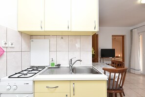 Fridge, microwave, stovetop, coffee/tea maker - Apartment 1029/3535 (Istria - Valbandon), 500m from the beach (Valbandon)