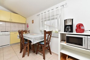 Refrigerador, microondas, placa de cocina, cafetera/tetera