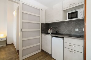 Réfrigérateur, plaque de cuisson, cafetière/bouilloire