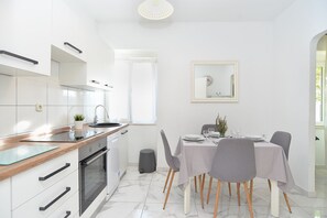 Fridge, oven, stovetop, coffee/tea maker