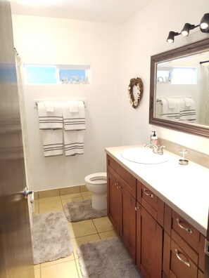 Combined shower/tub, hair dryer, towels, soap - Private home located in tropical setting close to beaches and waterfalls (Haiku-Pauwela)