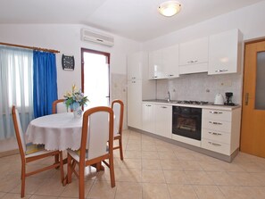 Fridge, oven, stovetop, coffee/tea maker