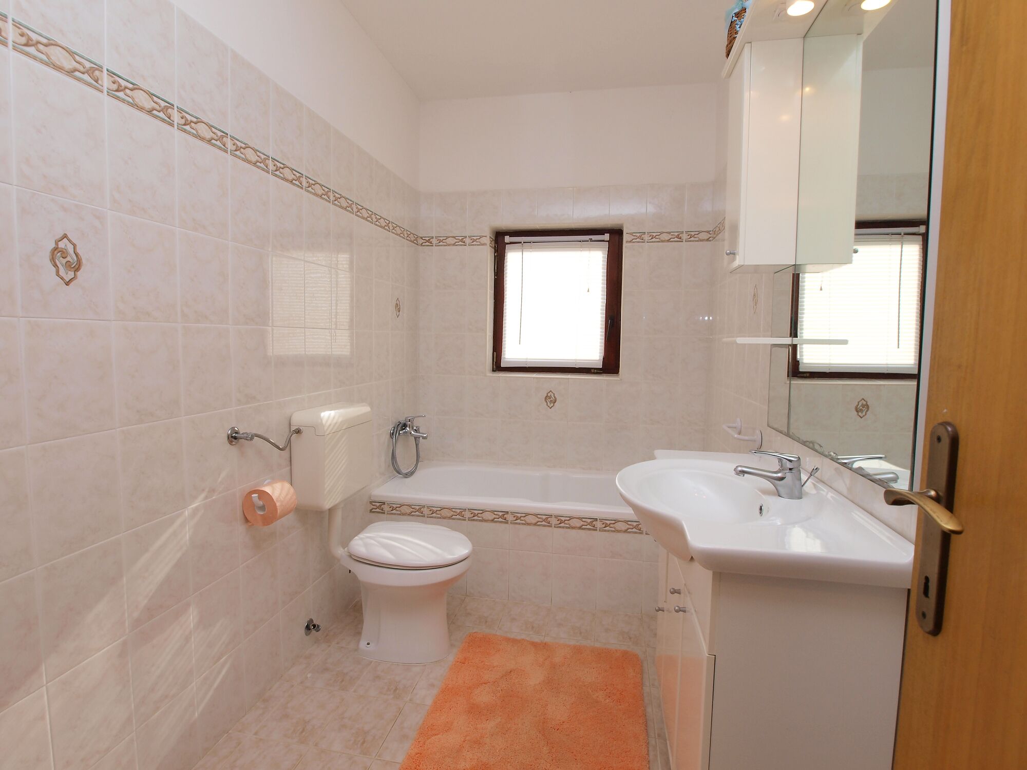 Ein Badezimmer mit Toilette, Badewanne und Waschbecken.