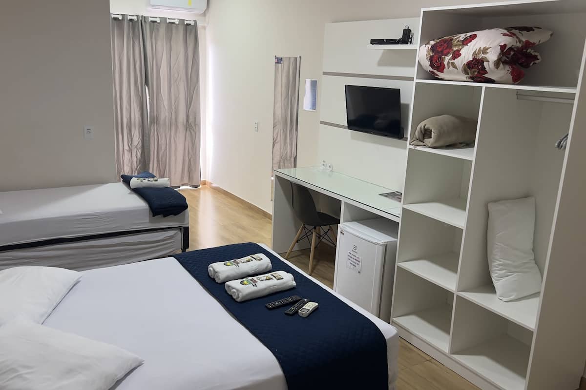 Quarto superior | 1 quarto, cofres nos quartos, escrivaninha