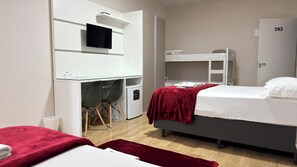 Habitación familiar | Caja de seguridad en la habitación y escritorio 