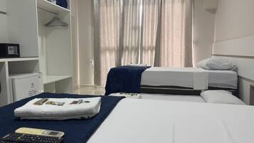 1 habitación, caja de seguridad en la habitación y escritorio