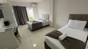 Phòng phong cách cổ điển | Két bảo mật tại phòng, bàn, khu vực làm việc phù hợp cho laptop