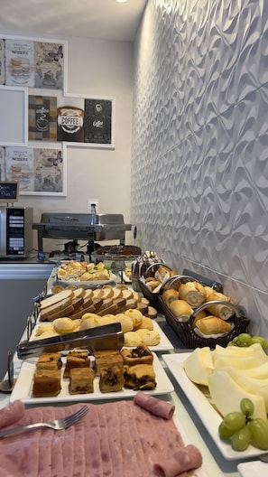 Desayuno continental gratuito y diario
