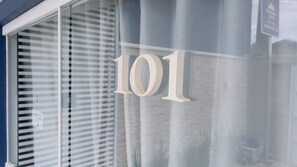 A window with the number 101, indicating a room number. - Pousada Amanhecer do Sul (Penha)