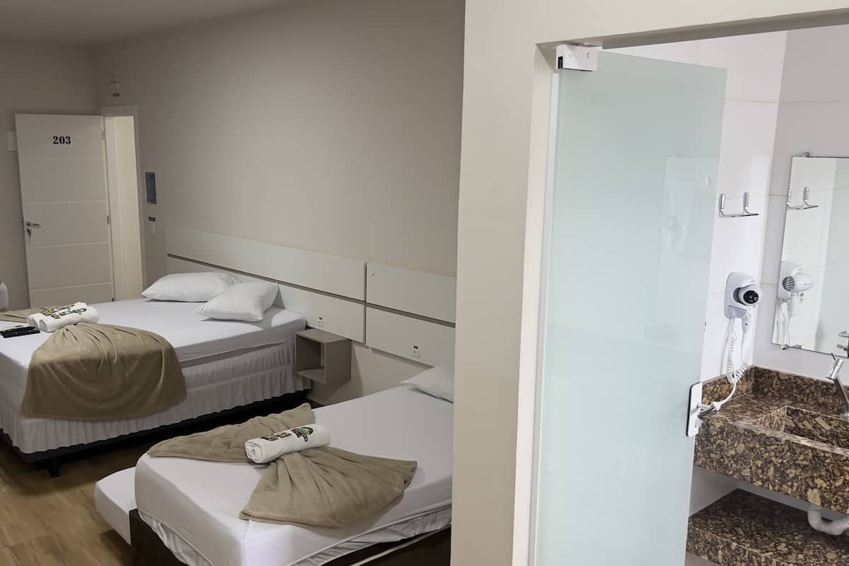 Quarto família | 1 quarto, cofres nos quartos, escrivaninha