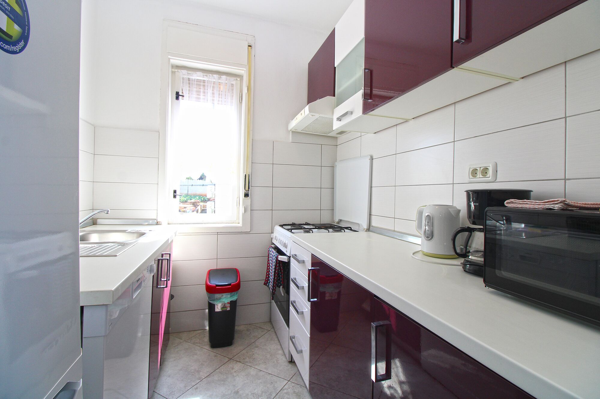 Frigorífico, horno, placa de cocina y cafetera o tetera