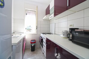 Fridge, oven, stovetop, coffee/tea maker