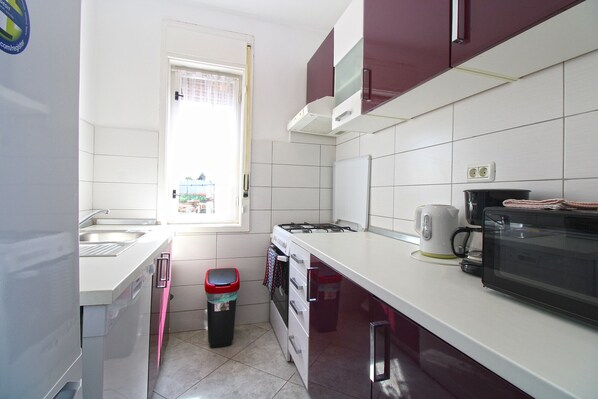 Fridge, oven, stovetop, coffee/tea maker