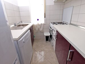 Refrigerador, horno, placa de cocina, cafetera/tetera