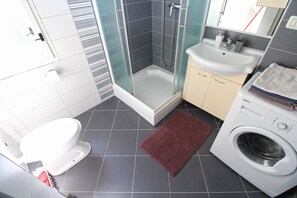 Shower - Apartment 1056/4400 (Istria - Pula), 500m from the beach (Pula)