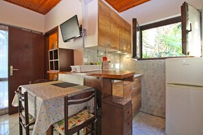 Fridge, microwave, stovetop, coffee/tea maker - Apartment 1057/4413 (Istria - Pjescana Uvala), 100m from the beach (Pjescana Uvala)