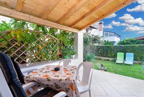 Outdoor dining - Apartment 1064/5067 (Istria - Rovinj), 600m from the beach (Rovinj)