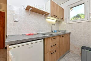 Refrigerador, parrilla de estufa y utensilios de cocina 