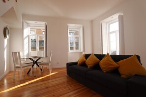 Maisonette, 2 Schlafzimmer (Penthouse) | Wohnzimmer | Flachbildfernseher