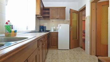Refrigerador, horno, parrilla de estufa y cafetera y tetera
