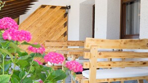 Outdoor dining - Apartments Milan, (16065), Korenica, hr (Korenica)