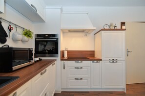 Fridge, microwave, oven, stovetop - Apartment 1089/9537 (Istria - Poreč), 2000m from the beach (Poreč)