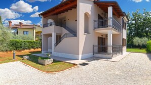 A two-story house with a balcony, a staircase, and a garden area. - Apartment 1089/9537 (Istria - Poreč), 2000m from the beach (Poreč)