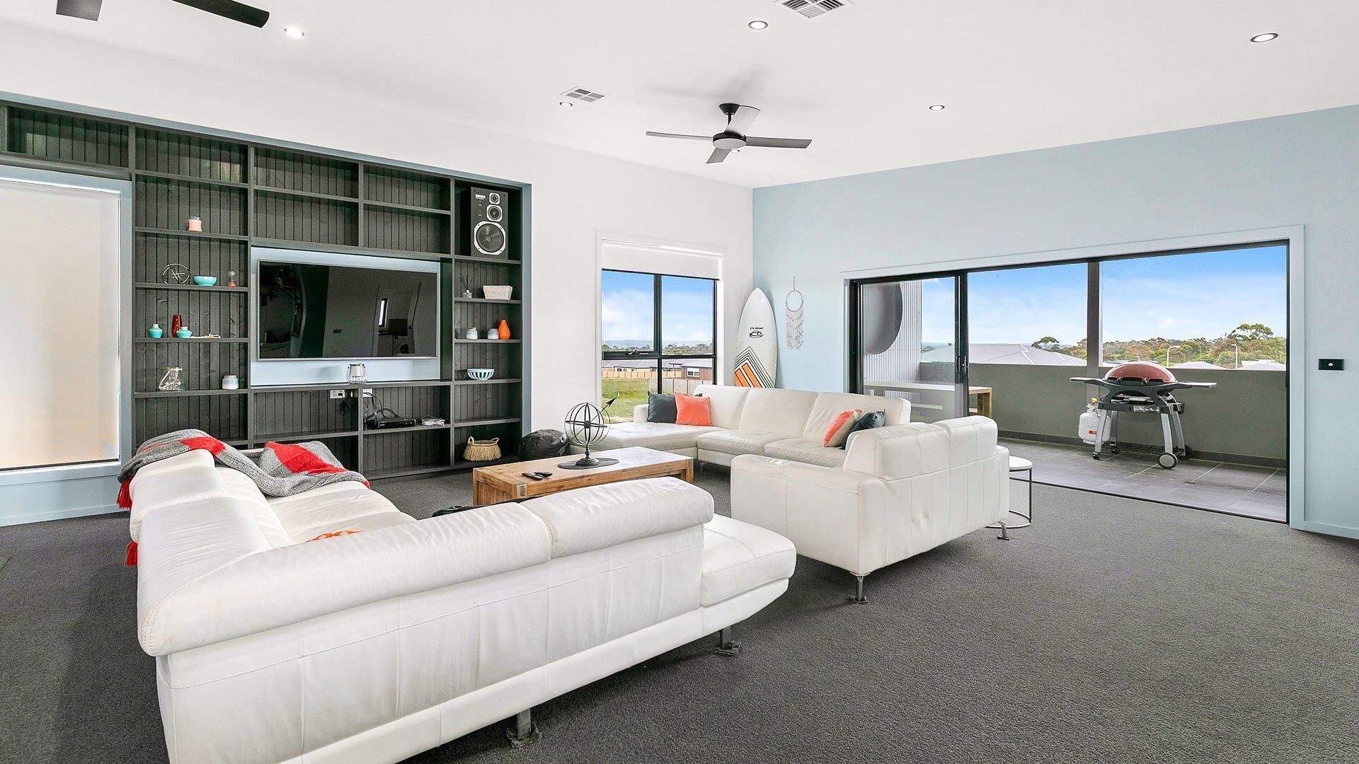 Televisión, chimenea y tenis de mesa 