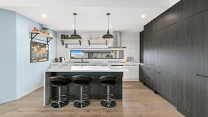 Køleskab, mikrobølgeovn, ovn, kogeplade