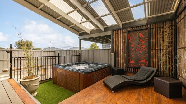 مغطس سبا خارجي