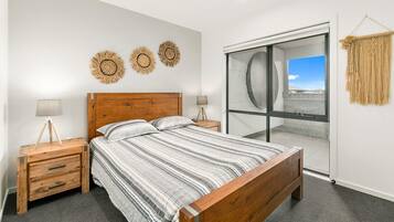 6 bedrooms, iron/ironing board, travel crib, internet