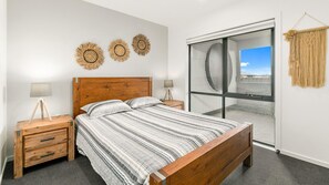 6 عدّة غرف نوم ومكواة/لوح كي وسرير سفر وخدمة الإنترنت