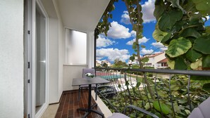 A balcony with a table and chairs, a view of the neighborhood, and a clear sky. - Apartment 1099/9466 (Istria - Rovinj), 400m from the beach (Rovinj)