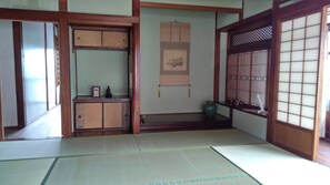 ห้องทราดิชันนัล (Japanese Style) | โต๊ะทำงาน, ผ้าปูที่นอน