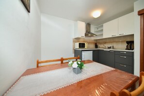 Refrigerador, placa de cocina, cafetera/tetera, utensilios de cocina