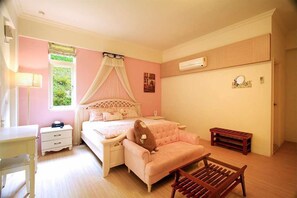 Double Room | Desk, bed sheets - Provence Villa (Nanzhuang)