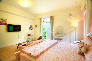 Double Room | Desk, bed sheets