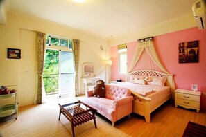 Tweepersoonskamer | Een bureau, beddengoed