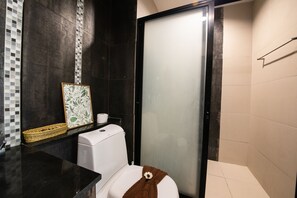 Een douche, een haardroger, handdoeken, zeep