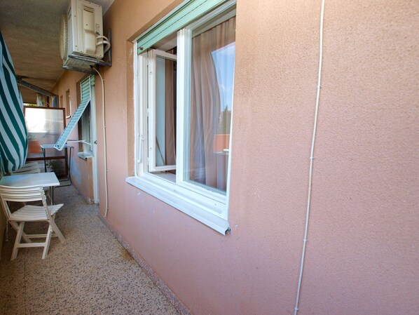 A small room with a window, a chair, and a table. - Apartment 1133/9747 (Istria - Pula), 3000m from the beach (Pula)