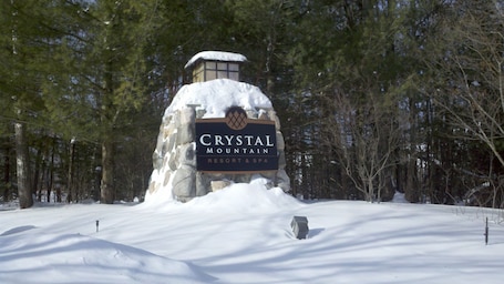 Property grounds. Crystal Mtn Condo, walk to lift, soaking tub, short drive to Iron Fish & Lk MI
