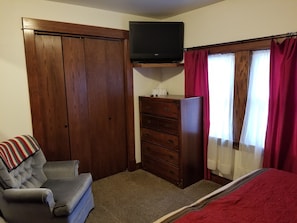 3 bedrooms, desk, free WiFi, bed sheets
