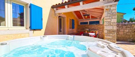 تناول الطعام بالخارج