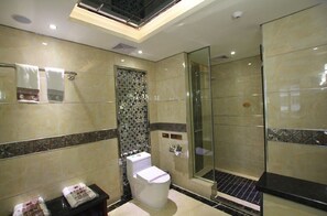 Dusche, kostenlose Toilettenartikel, Haartrockner, Hausschuhe