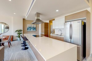 Refrigerador, microondas, parrilla de estufa y utensilios de cocina 