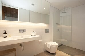 One Bedroom Apartment | Bathroom | Shower, free toiletries, hair dryer, towels - Short Lane Apartments by Urban Rest (Surry Hills)