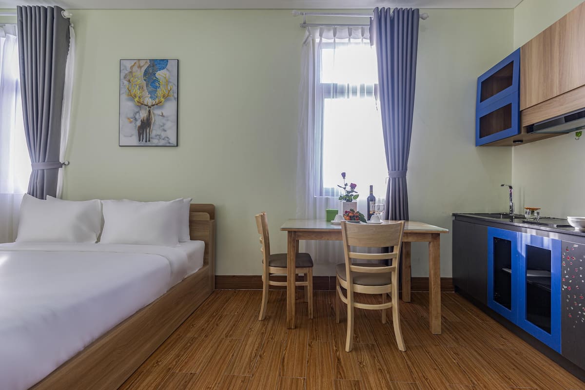 Studio King bed Seabreeze Windows | 1 bedroom, premium bedding, Select Comfort beds, in-room safe