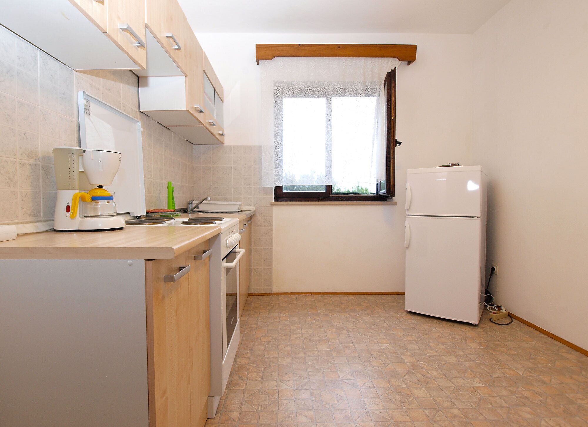 Coffee/tea maker, fridge, oven, stovetop
