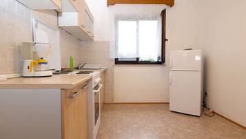 Coffee/tea maker, fridge, oven, stovetop