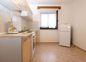 Fridge, oven, stovetop, coffee/tea maker